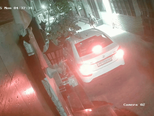 सीसीटीवी में कैद हत्यारा पति सुनील, जो पत्नी की हत्या करने बाद फरार होता हुआ। - Dainik Bhaskar