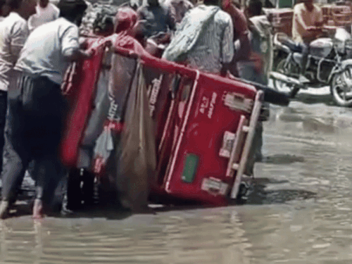  बरसाती पानी के बीच गड्ढे में ई-रिक्शा पलटा। - Dainik Bhaskar