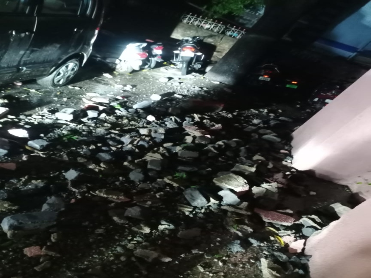 रायपुर में निगम के दावों की खुली पोल: कुछ देर की बारिश में कॉलोनियों में जलभराव, गड्ढे में फंसी कार; अंधड़ से पेड़ गिरे - Raipur News 1 शंकर नगर के बालाजी कॉलोनी में छत की बॉउंड्री वॉल गिरी।