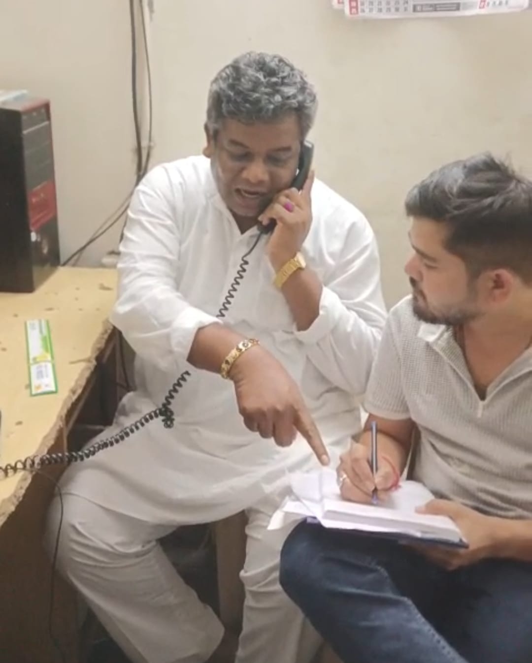 रायपुर में निगम के दावों की खुली पोल: कुछ देर की बारिश में कॉलोनियों में जलभराव, गड्ढे में फंसी कार; अंधड़ से पेड़ गिरे - Raipur News 3 बिजली ऑफिस में लोगों की शिकायत नोट करते कांग्रेस कार्यकर्ता।