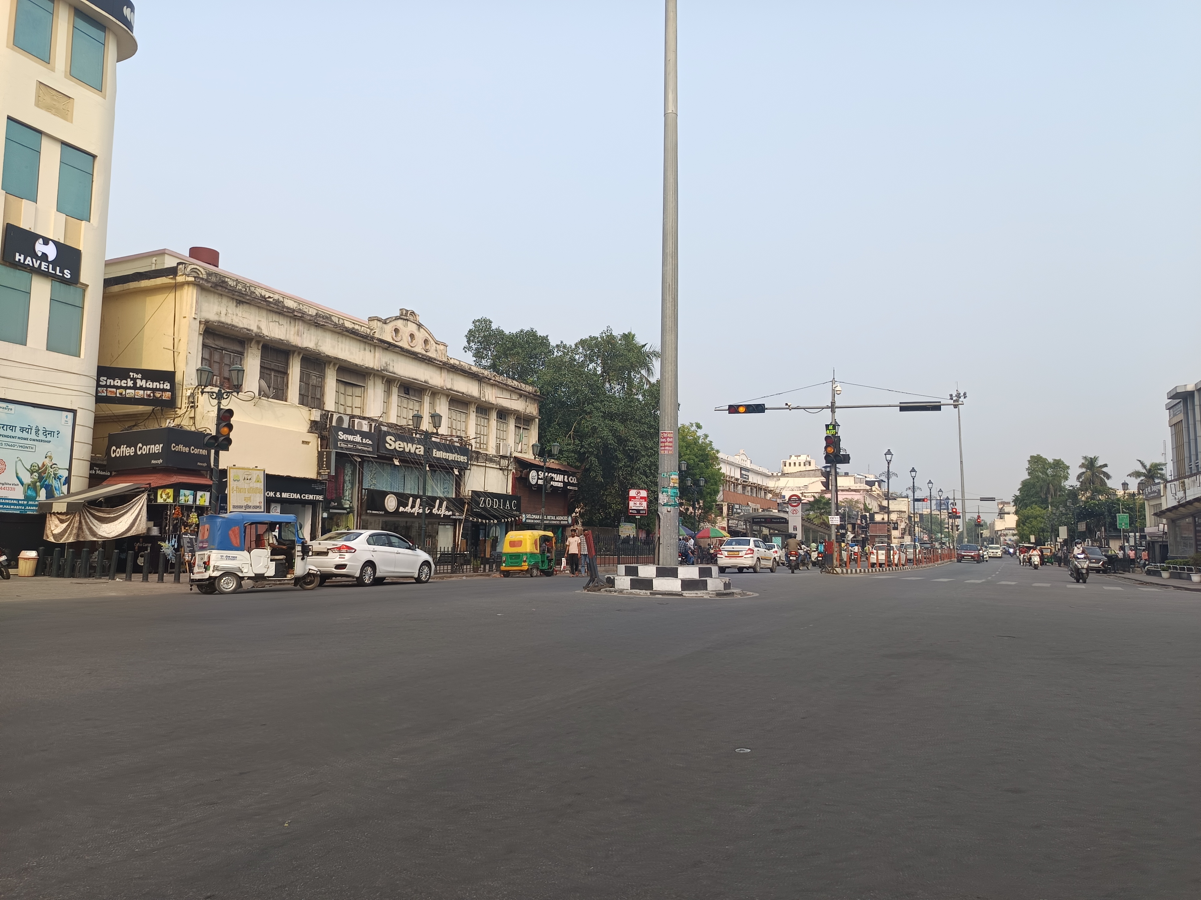 सुबह के समय यह तस्वीर हजरतगंज की है।