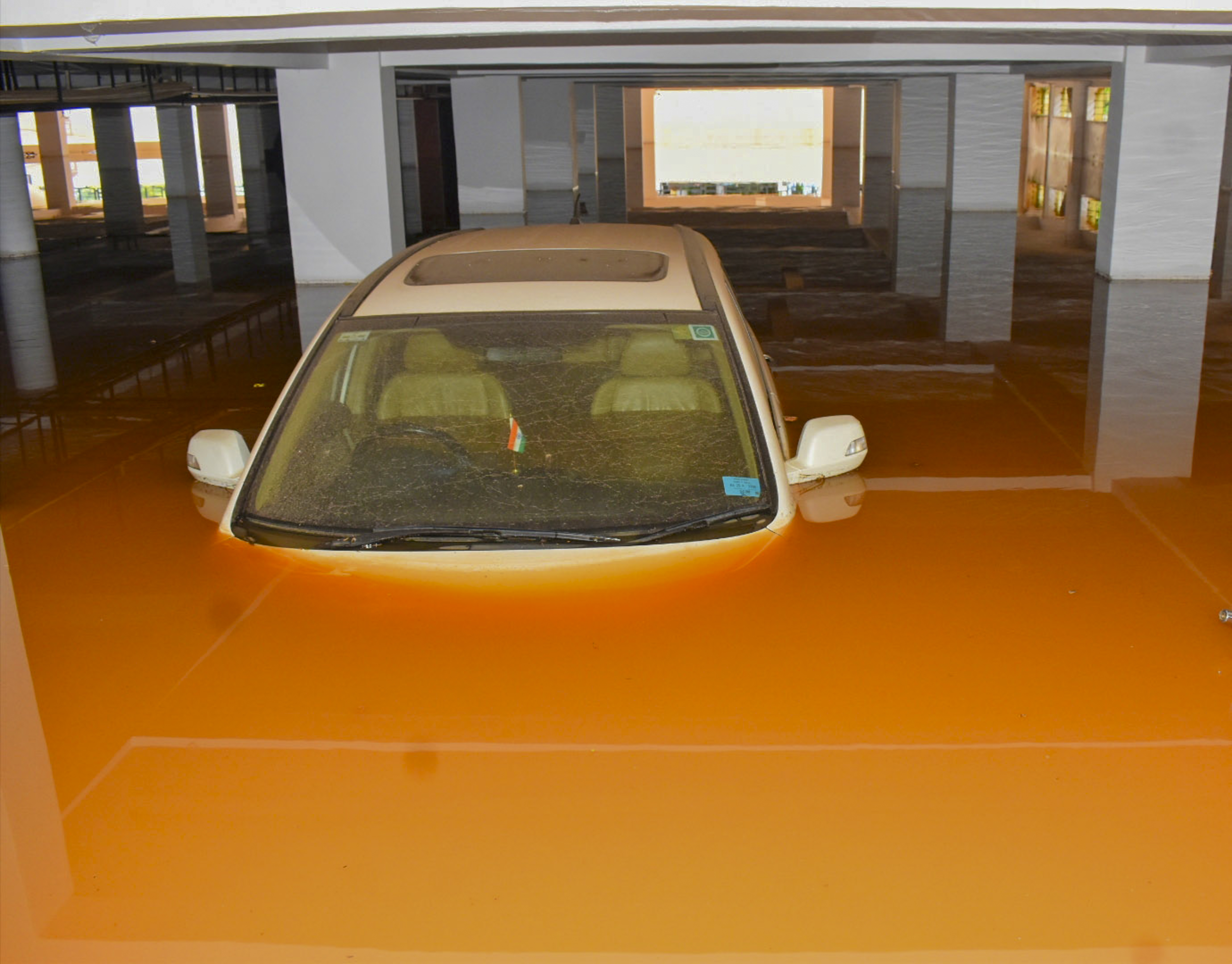 कर्नाटक के हुबली में गुरुवार को भारी बारिश के बाद शिरूर पार्क एरिया में एक अपार्टमेंट के बेसमेंट में 3 फीट तक पानी भर गया।