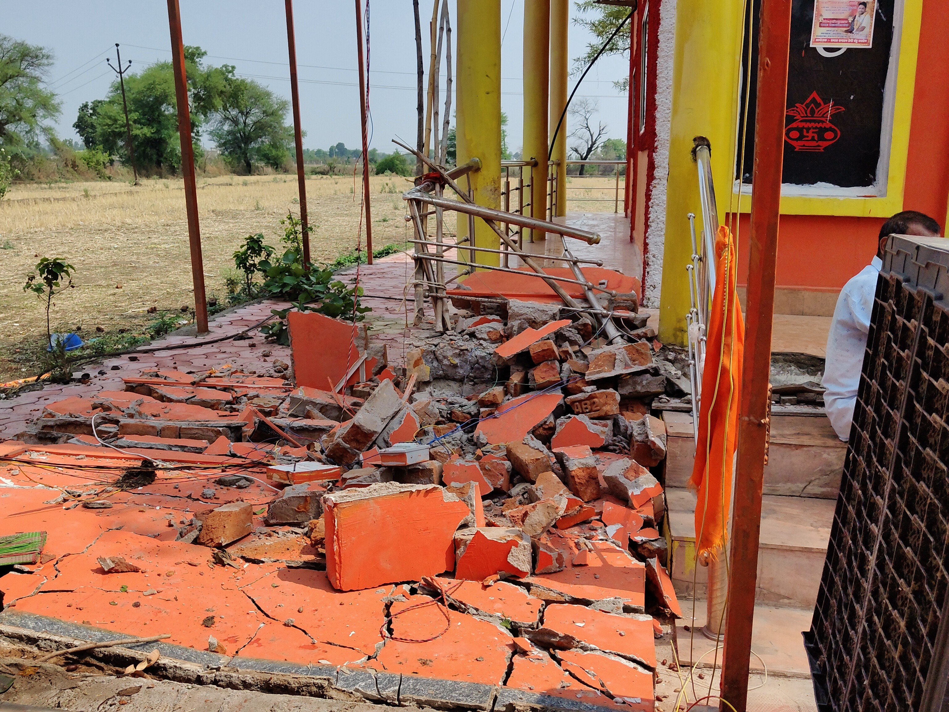 रायसेन के खुनखुन बाग स्थित हनुमान मंदिर की एक दीवार भी गिर गई।