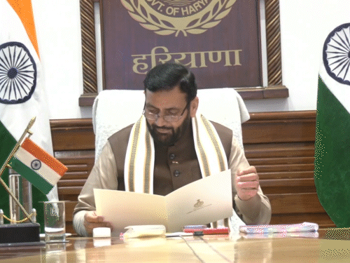 मीटिंग में हरियाणा के मुख्यमंत्री अधिकारियों के साथ चर्चा करते हुए। - Dainik Bhaskar