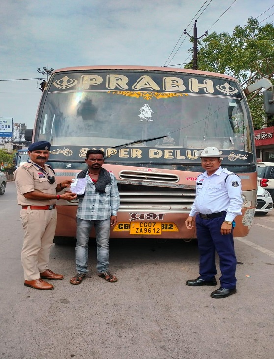 शराब पीकर बस चलाते हुए पाया गया ड्राइवर