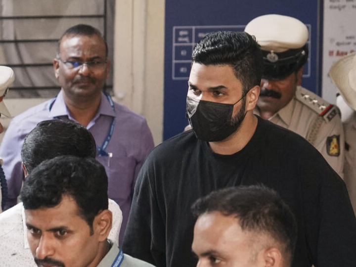 RCB's marketing head Nikhil Sosale (wearing a mask) has got bail from the Karnataka High Court. - Dainik Bhaskar
