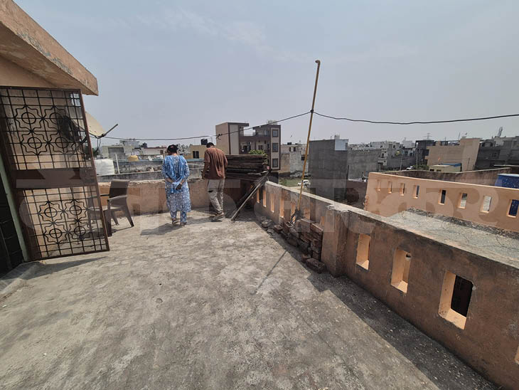 मकान की छत पर जांच-पड़ताल करती हुई FSL टीम, इसी मकान पर गोलियां चलाने का शक है।