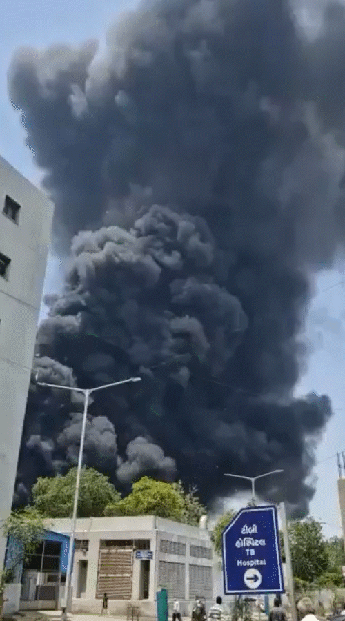 The fire on the plane was so fierce that after the accident, the sky showed smoke to several feet height.