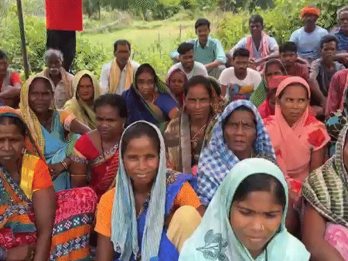 ग्रामीण 8 घंटे तक प्रदर्शन पर बैठे रहे।