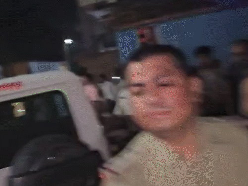 फायरिंग और अवैध खनन के विरोध में गांव पहुंची पुलिस को लोगों ने रोक लिया था।