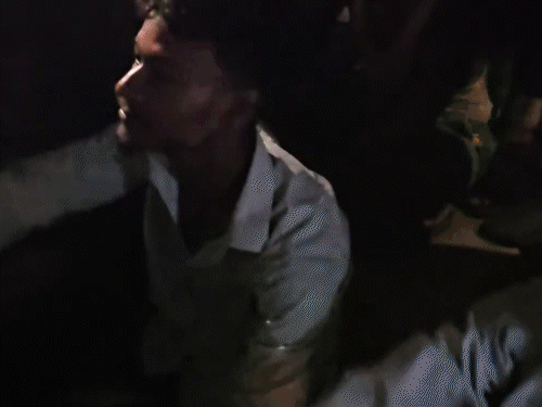 लोगों ने पुलिस के सामने सड़क पर बैठकर आरोपियों पर कार्रवाई की मांग की।