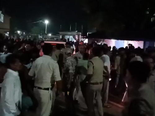 बुधवार रात मोहड़गांव में पुलिस की समझाइश के बाद लोग शांत हुए.