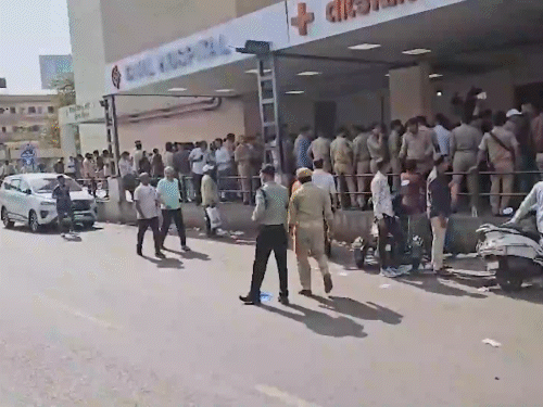 The bodies were taken to the civil hospital. There was a crowd of hundreds of people here. Relatives of passengers sitting on the plane arrived in search of them.