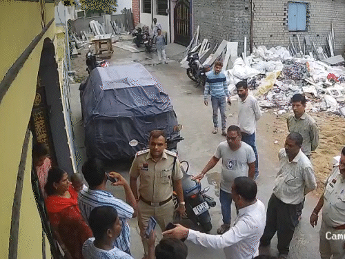 जांच के लिए पहुंची पुलिस के सामने पड़ोसी चंद्रशेखर और विधायक के बीच हुई बहस।