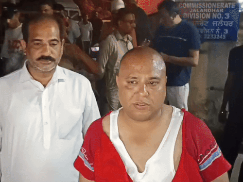 दुकानदार मोहित जानकारी देते हुए।