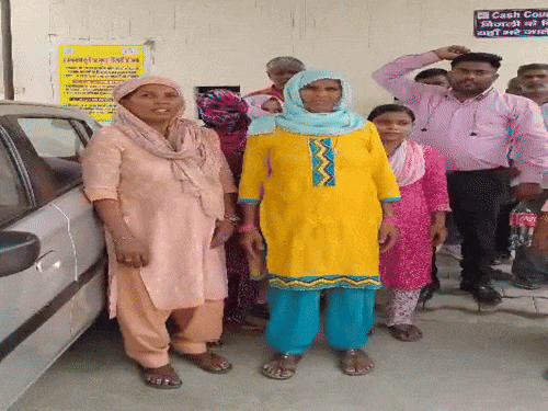 गुरुग्राम के फर्रुखनगर में बिजली निगम एसडीओ के कार्यालय पहुंचे लोगों ने हंगामा किया। - Dainik Bhaskar