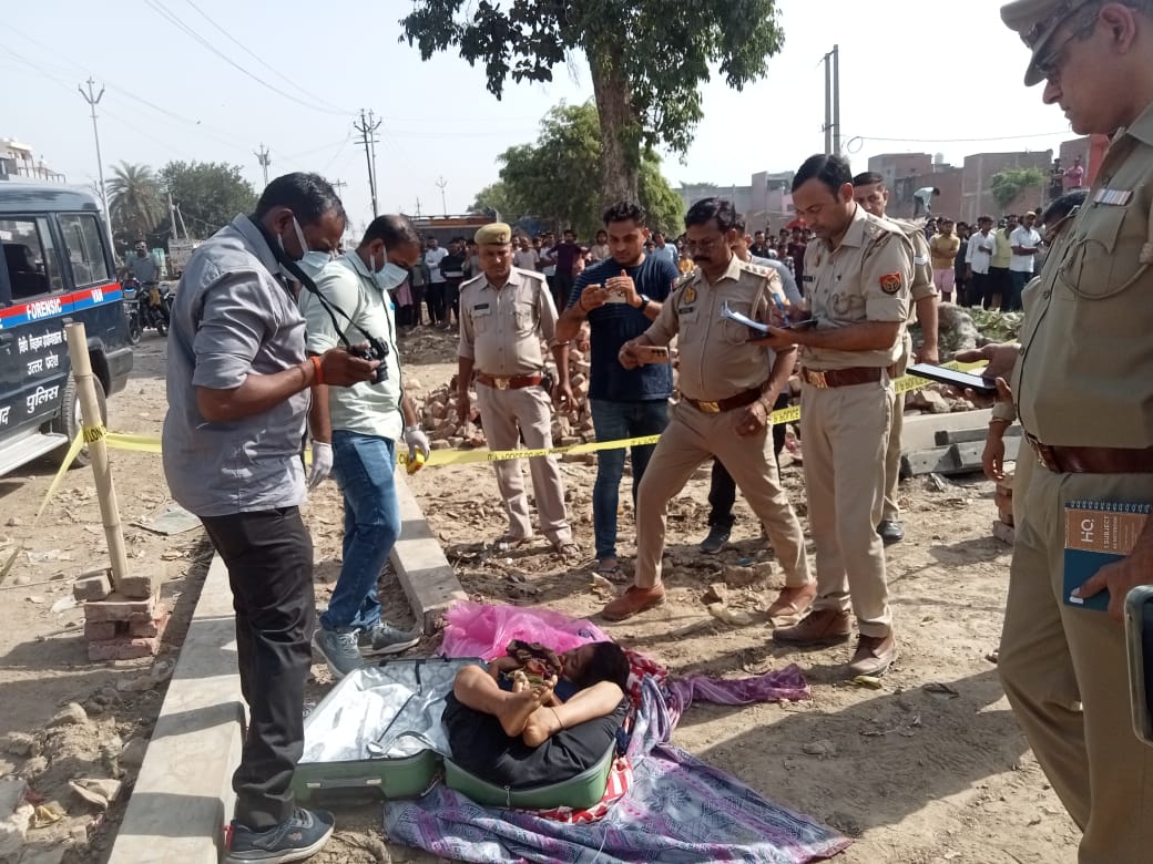 महिला के बाएं पैर में काला धागा बंधा था। बाकी नोजपिन के अलावा नीले रंग का कुर्ता पहने थी।