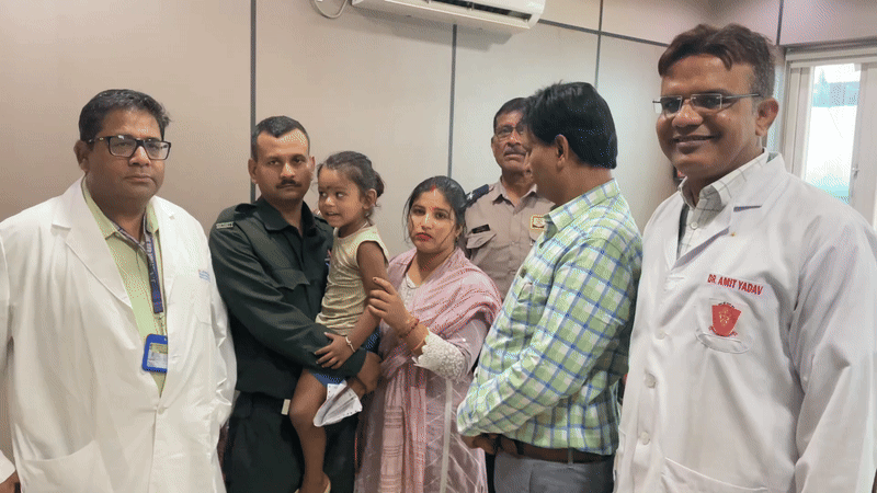 गार्ड को बच्चा पहली मंजिल पर खेलते हुए मिला। इसके बाद परिवार और प्रशासन ने राहत की सांस ली।