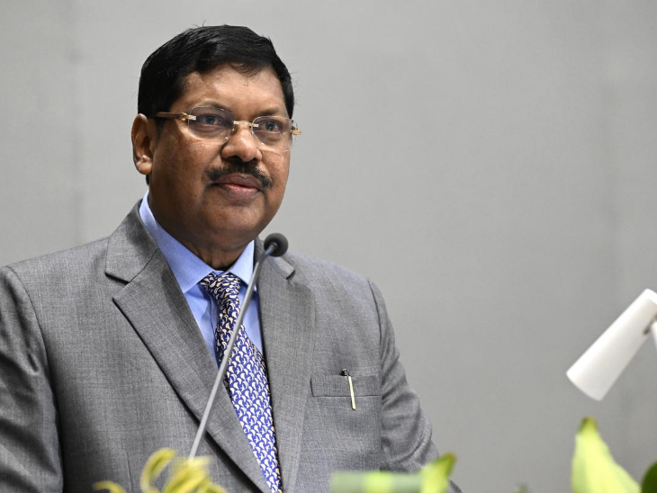 Responding to the question of a legal news portal, Justice Gawai said that many times, you (court) try to cross the boundaries. - Dainik Bhaskar