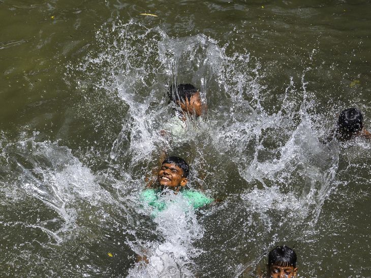 पंजाब के जालंधर में गुरुवार दिन में 44 डिग्री तापमान के साथ उमस भरी गर्मी रही। इस दौरान लड़के नहर में नहाने पहुंचे।
