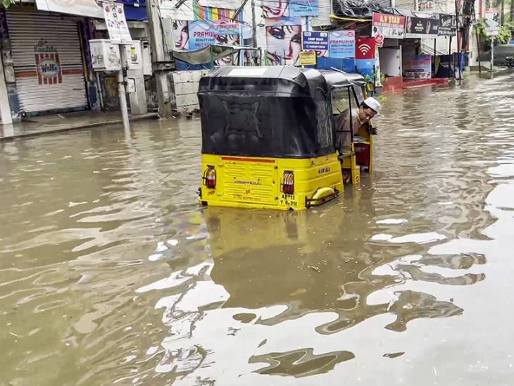 तेलंगाना के हैदराबाद में गुरुवार को भारी बारिश के बाद सड़कें पानी में डूब गईं।