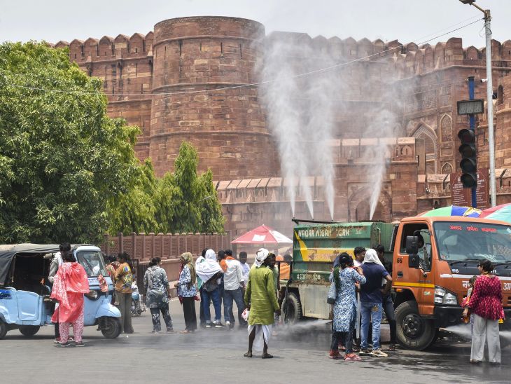 आगरा में चिलचिलाती धूप के बीच फोर्ट घूमने आए पर्यटकों को गर्मी से राहत देने के लिए पानी का छिड़काव किया गया।