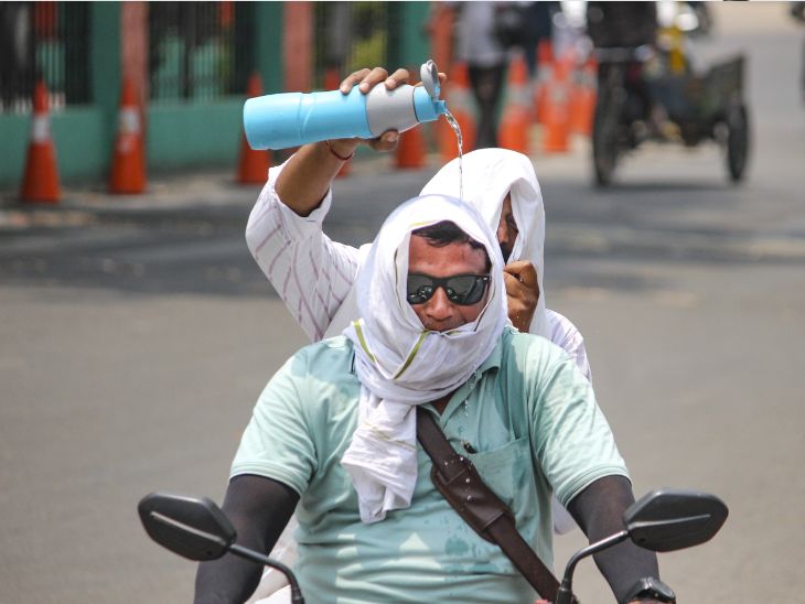 उत्तर प्रदेश के मेरठ में गुरुवार दोपहर को शरीर जला देने वाली गर्मी में बाइक चलाते समय पीछे बैठा एक व्यक्ति अपने साथी के सिर पर पानी डालता दिखा।