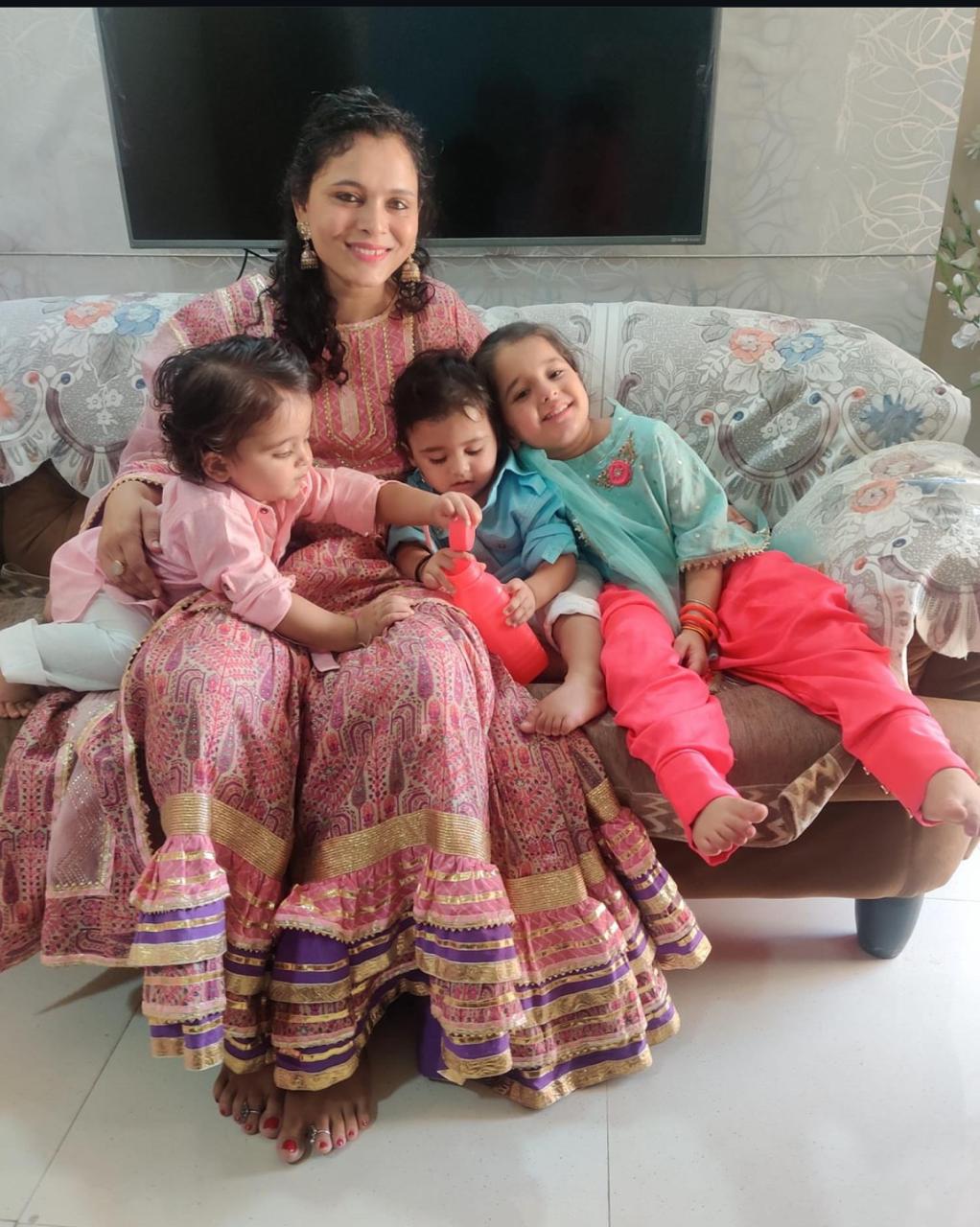 उदयपुर में अपने बच्चों के साथ डॉ. कौमी व्यास।