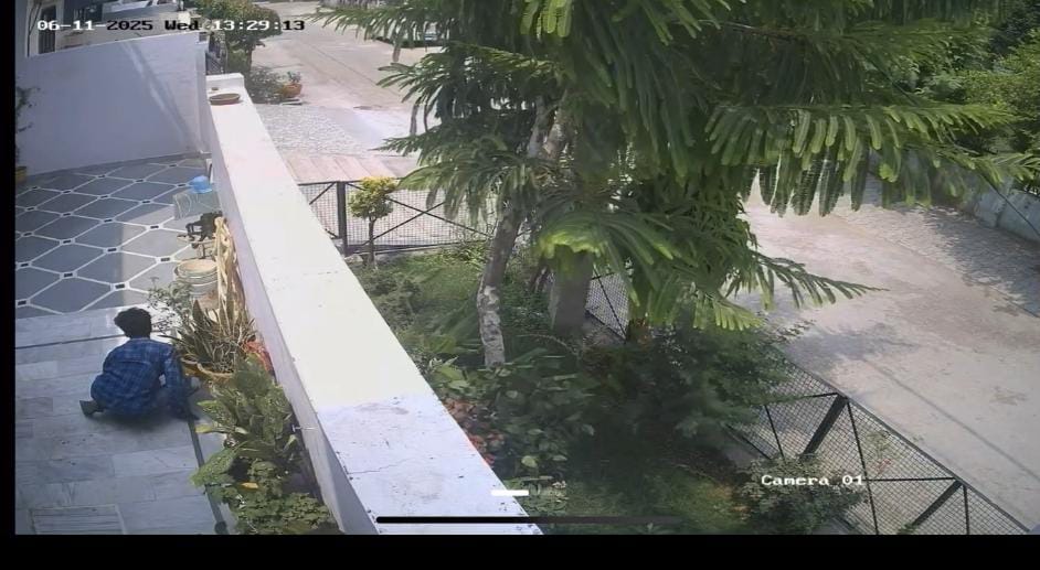 दीवार कूदकर पहले घर में ली एंट्री