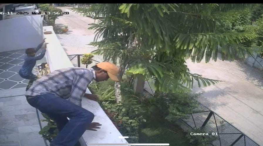 इस तरह दीवार कूदकर बाहर आए चोर