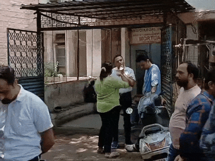 पीएम के दौरान मर्चुरी रूम में खड़े परिजन और परिचित।