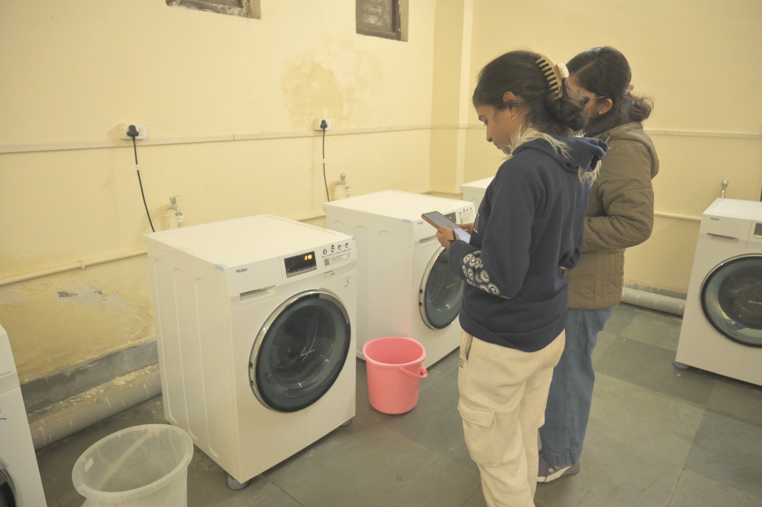 कपड़ा धुलने की बुकिंग से लेकर, कपड़ा धुलने के बाद छात्रों को मिलेगा मोबाइल पर संदेश।