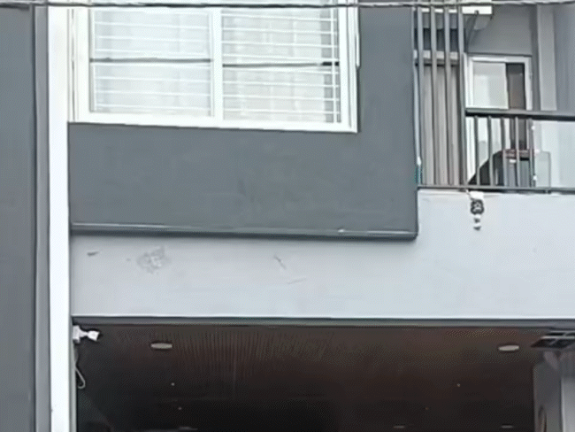 It is being told that Sonam stayed in a flat in a building near Dewas Nake.