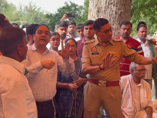प्रवर डाक अधीक्षक ने कहा- मेरे खिलाफ षड्यंत्र रचा जा रहा, ये सब चाहते हैं कि मैं भी यहां से भाग जाऊं।