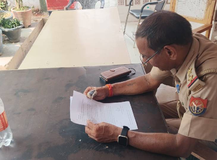 पूर्व छात्र कार्तिक पांडेय ने हसनगंज थाने में एसोसिएट प्रोफेसर रविकांत चंदन के खिलाफ तहरीर दी।