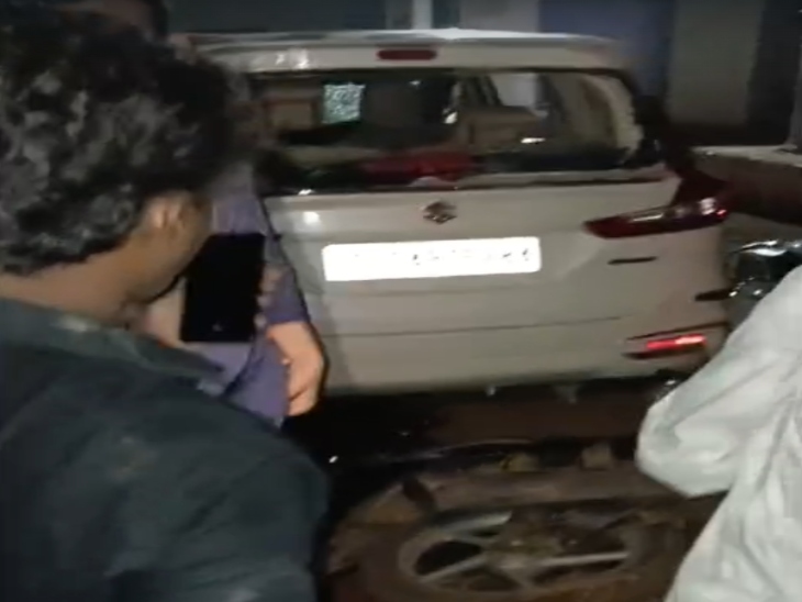 घर के बाहर खड़ी स्विफ्ट, स्कॉर्पियो आधे दर्जन से ज्यादा दोपहिया वाहनों में जमकर तोड़ फोड़ की गई।