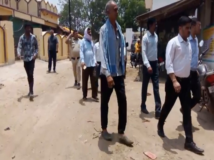 सूचना मिलते ही प्रशासन की टीम जांच के लिए पहुंची।