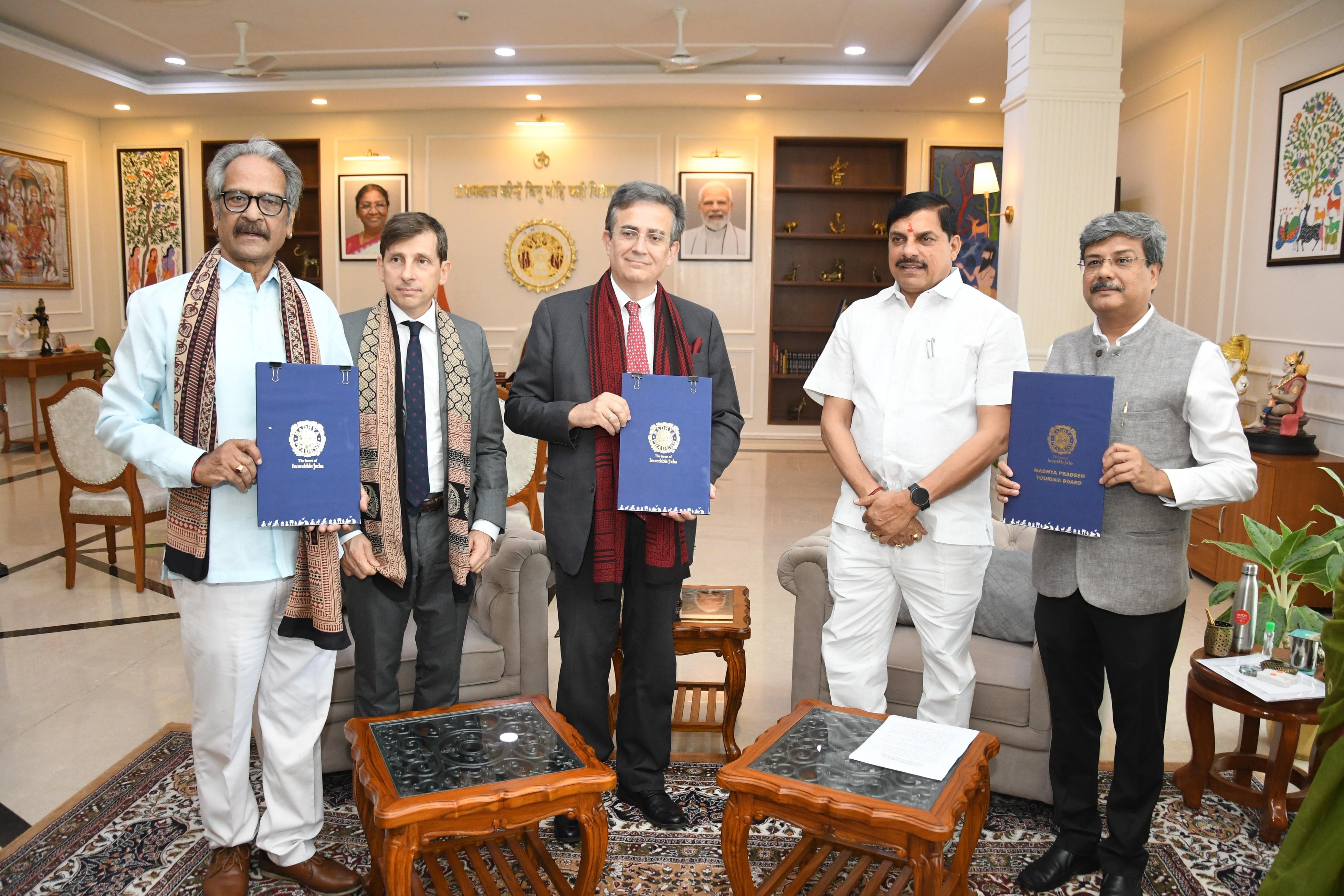 मुख्यमंत्री डॉ. मोहन यादव की मौजूदगी में भारत में फ्रांस के राजदूत डॉ. थिएरी मथौ, पर्यटन और संस्कृति के प्रमुख सचिव शिवशेखर शुक्ला और अलायंस फ्रांसेज डी. भोपाल के अध्यक्ष अखिलेश वर्मा ने हस्ताक्षर किए।