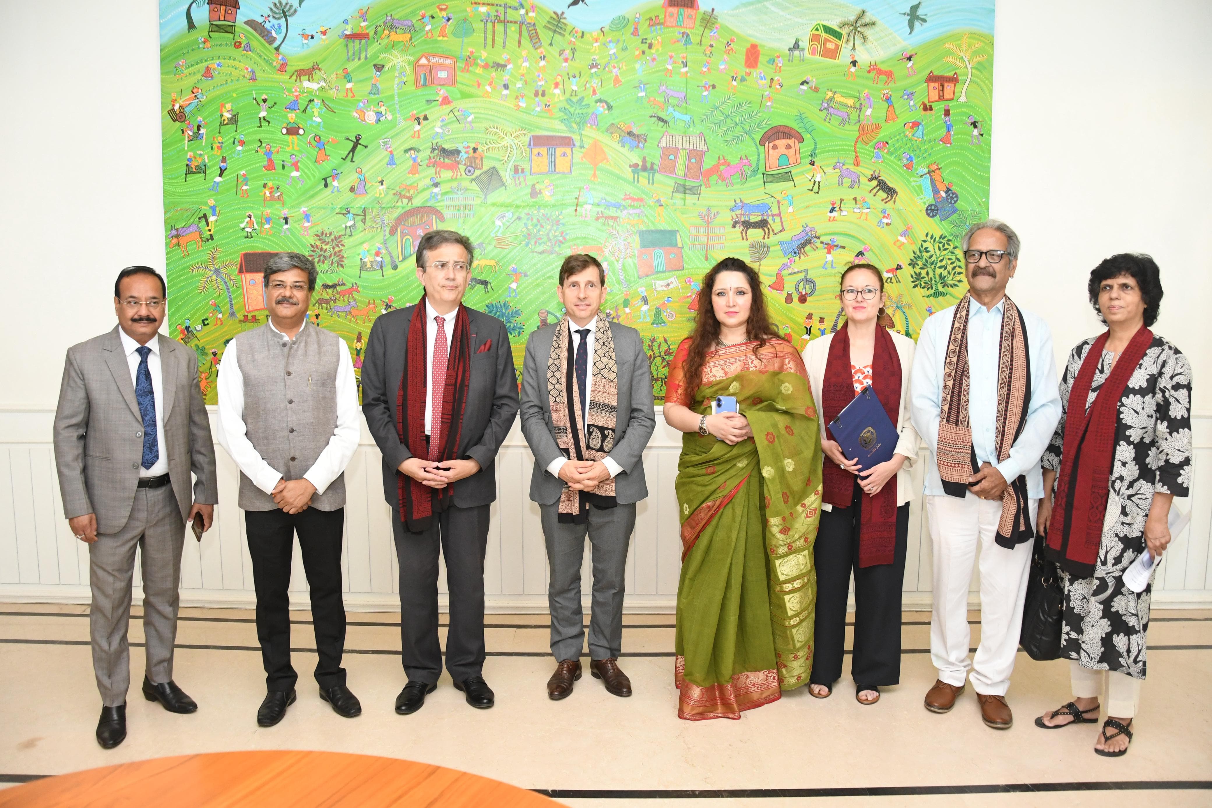 हस्ताक्षर के दौरान विभागीय अधिकारी भी मौजूद रहे।