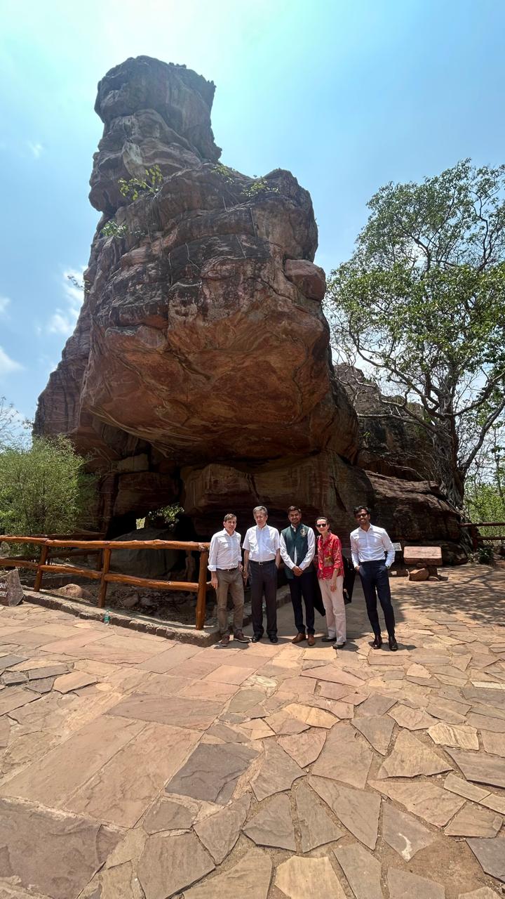 फ्रांस के राजदूत भीम बेटका भी पहुंचे। जहां उन्हें जानकारी दी गई।