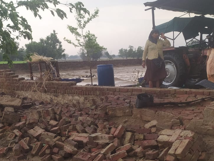 जनूथर में आंधी के बाद गिरी दीवार।
