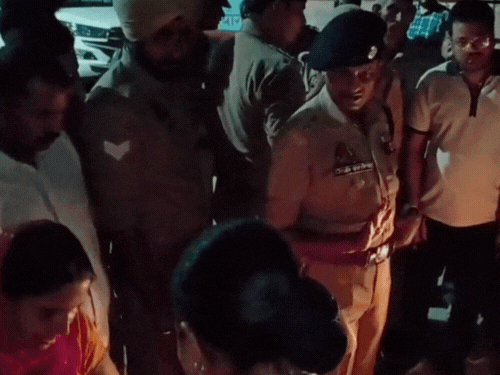 एसपी चिरंजीव नाथ सिन्हा मौके पर पहुंचे। उन्होंने लोगों से पूछताछ की।