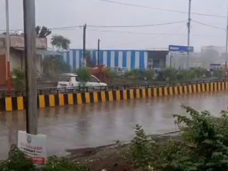बारिश से सड़क पर बहा पानी।