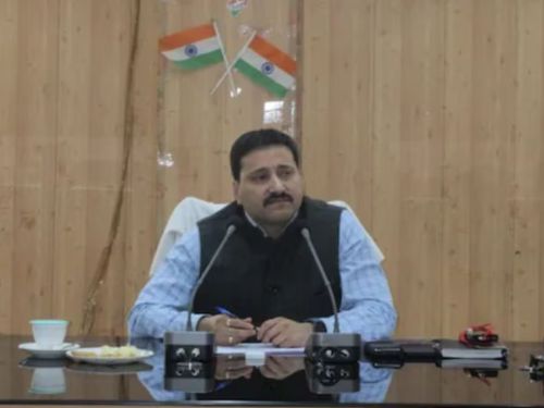 यह हाथरस के डीएम राहुल पांडेय हैं, जिनके ड्राइवर राकेश कुमार शर्मा की बेटी की हत्या की गई।