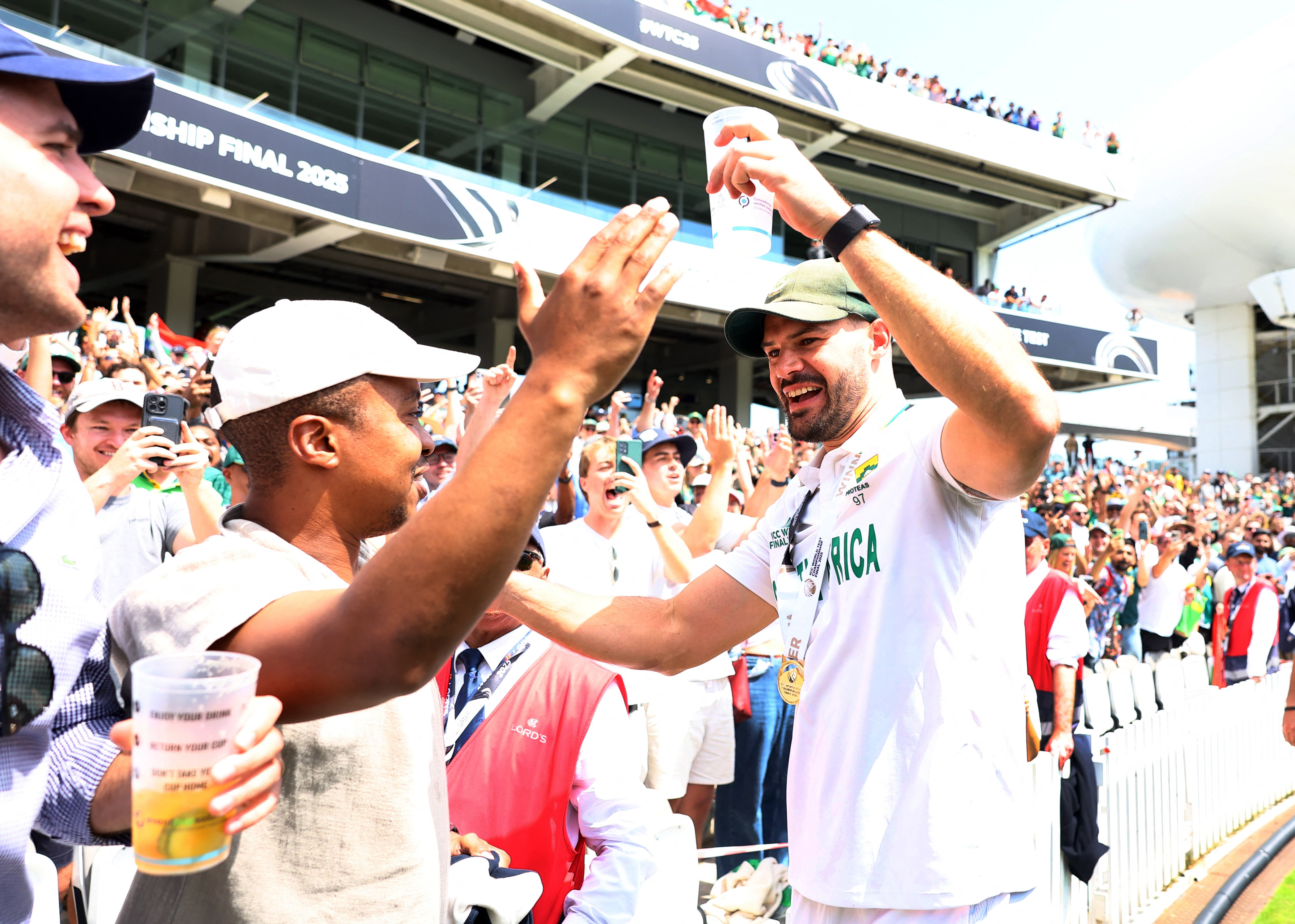 फैंस के साथ जीत सेलिब्रेट करते ऐडन मार्करम। उन्होंने 136 रन की पारी खेली।