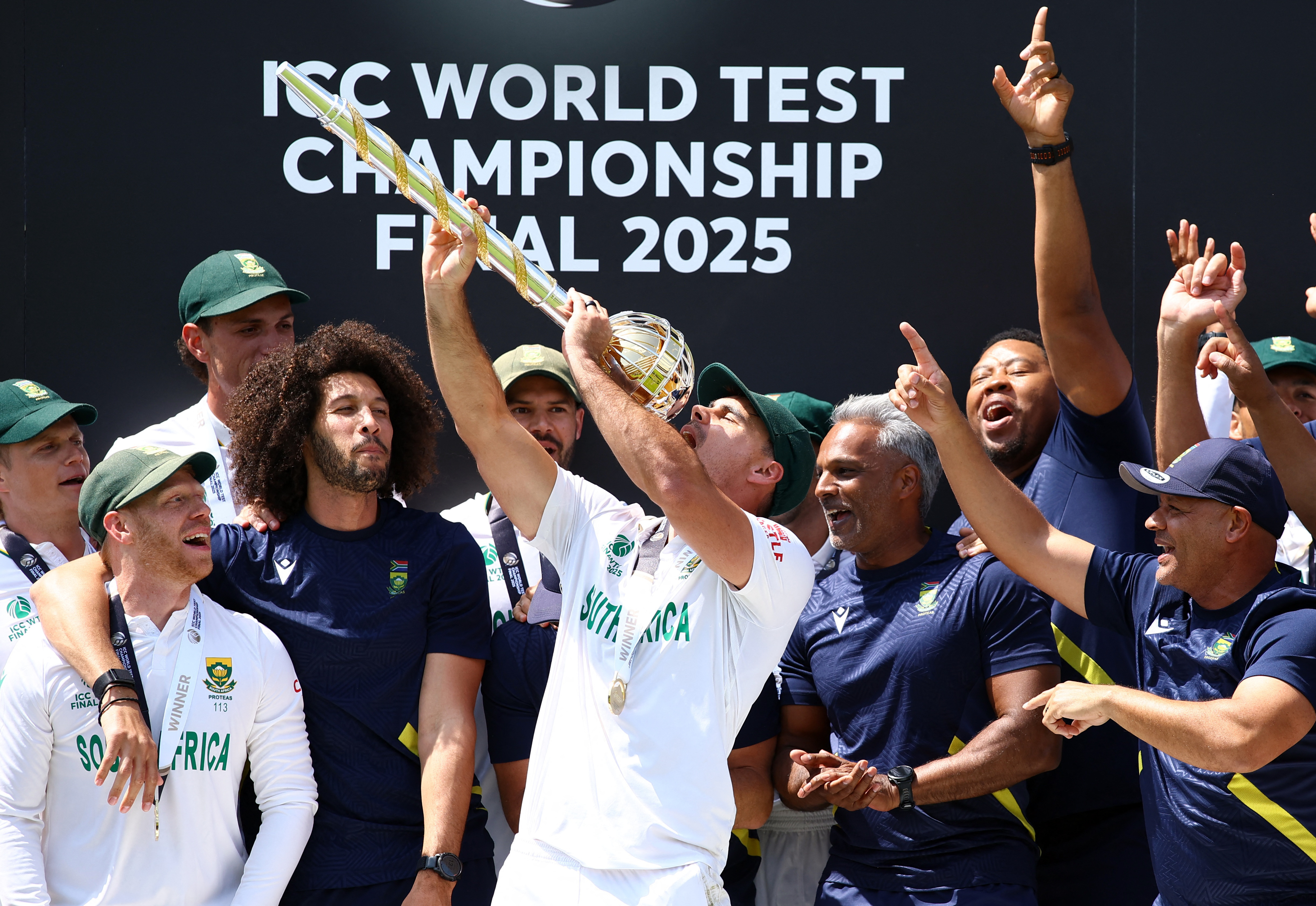 टेस्ट की गदा के साथ सेलिब्रेट करते डेविड बेडिंघम, साथी खिलाड़ी और सपोर्ट स्टाफ।