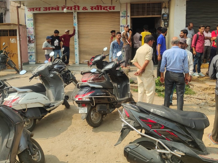 आशीष भगोरा लाइब्रेरी का संचालन करते थे। इसमें 70 स्टूडेंट पढ़ने आते थे। सुबह लाइब्रेरी आए छात्रों को ही सबसे पहले सुसाइड का पता चला।