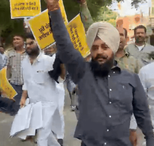 CM नायब सैनी के खिलाफ नारेबाजी करते हुए लोग।