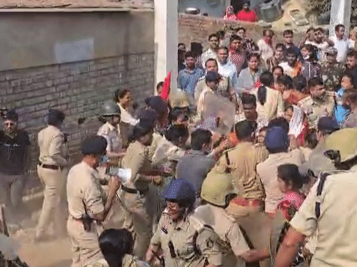 शनिवार सुबह कार्रवाई के दौरान पुलिस और लोगों के बीच झड़प हो गई। - Dainik Bhaskar