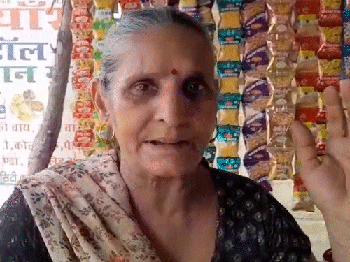 मां पुष्पा बोली- बहू मुझे घर में रहने नहीं देती है। उसने पहले मेरे बेटे को ईंट मारी, फिर पुलिस बुला ली।